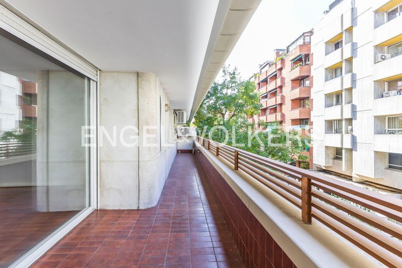Foto 1cf5e3b9-a530-4bcc-80a7-74f1edffe4f8. Piso amplio piso exterior con terraza para actualizar en Almagro en Madrid