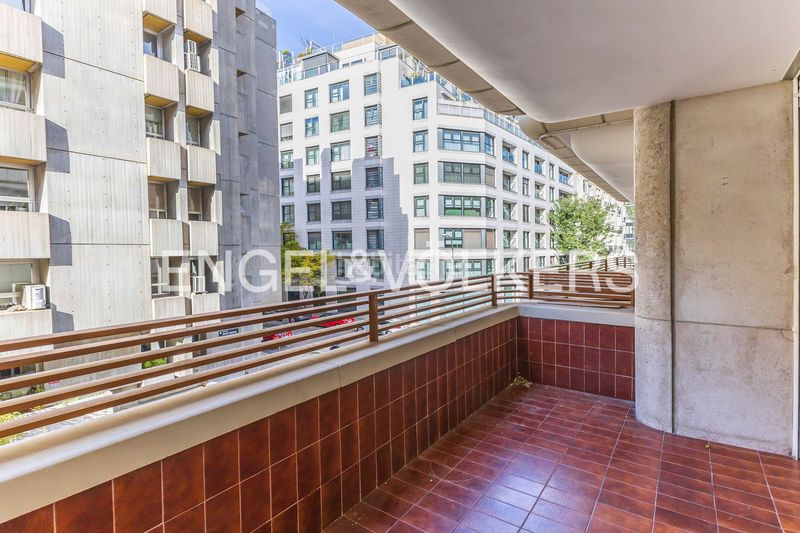 Foto 3dac7bbd-cd6e-4af3-9dcc-2e4a6729cd37. Piso amplio piso exterior con terraza para actualizar en Almagro en Madrid