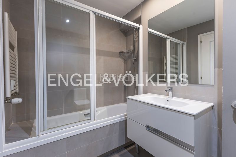 Foto 54614557-1f24-41a7-a9b5-7226f94df168. Piso amplio piso exterior con terraza para actualizar en Almagro en Madrid