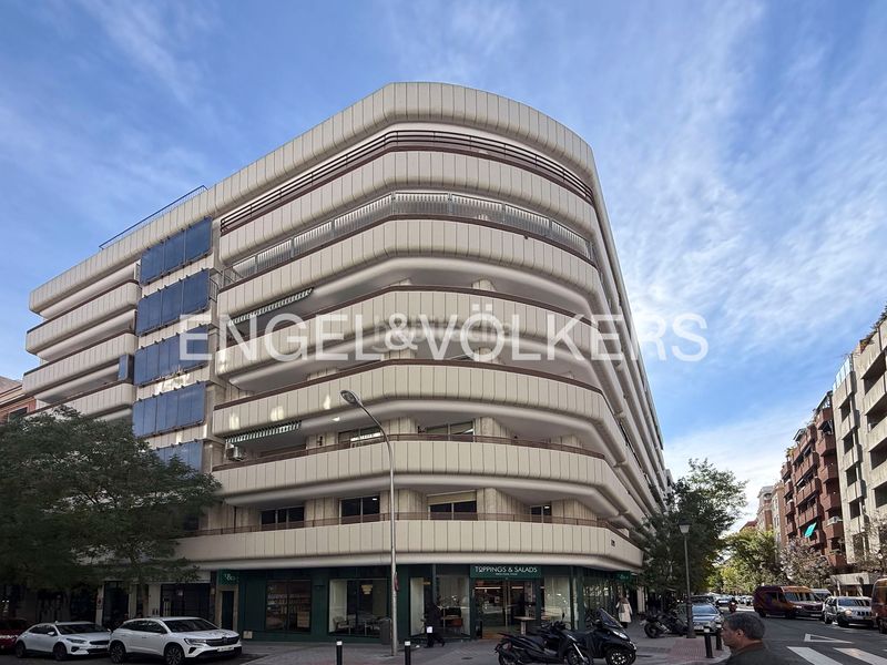 Foto 54f260cb-1f19-4a53-b2a5-466890f8b708. Piso amplio piso exterior con terraza para actualizar en Almagro en Madrid