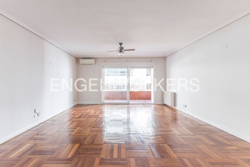 Foto 70152d73-e300-4775-97fb-2a26e4e71626. Piso amplio piso exterior con terraza para actualizar en Almagro en Madrid