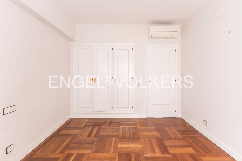 Foto 724b8346-1e75-43f4-9211-15775402ec85. Piso amplio piso exterior con terraza para actualizar en Almagro en Madrid