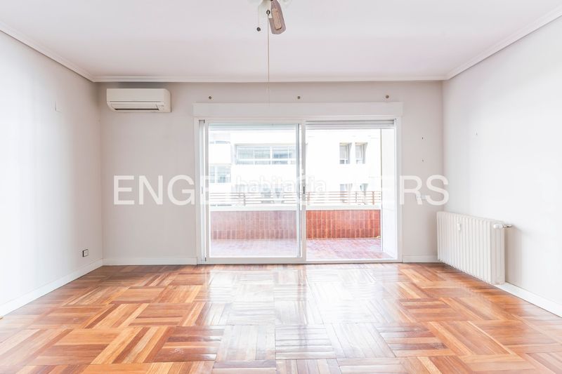 Foto 87b932cc-981b-45b6-b61a-aa338a0fe43d. Piso amplio piso exterior con terraza para actualizar en Almagro en Madrid