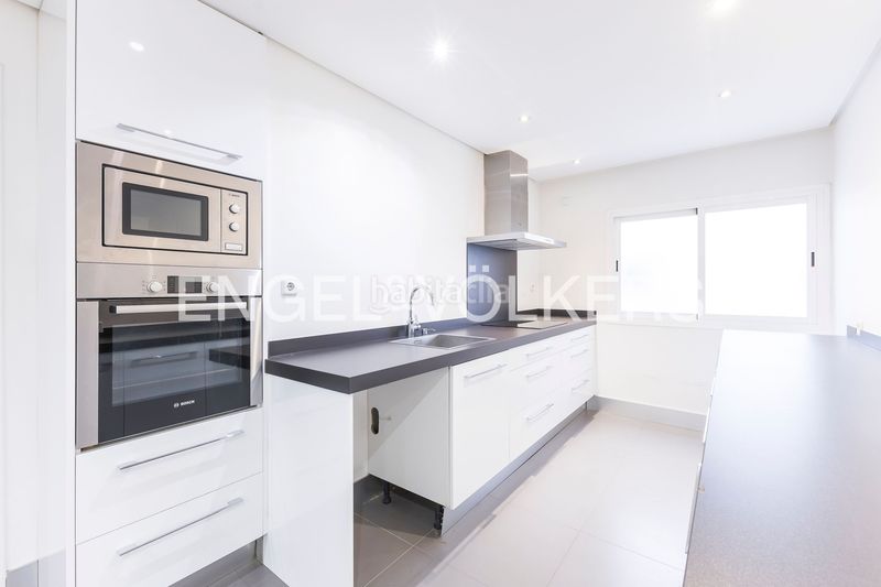 Foto af9aa7d7-9217-4b20-910f-645e8fef61af. Piso amplio piso exterior con terraza para actualizar en Almagro en Madrid