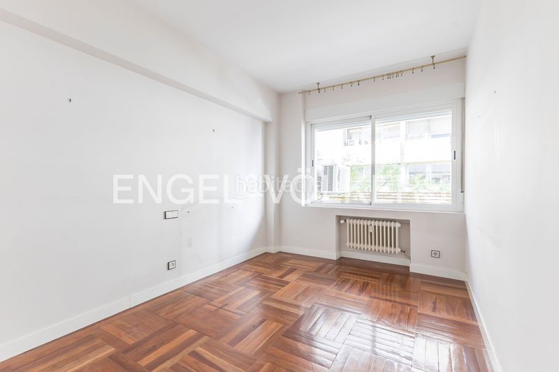 Foto b11c8455-998c-46d7-b2b9-d82e740fefef. Piso amplio piso exterior con terraza para actualizar en Almagro en Madrid