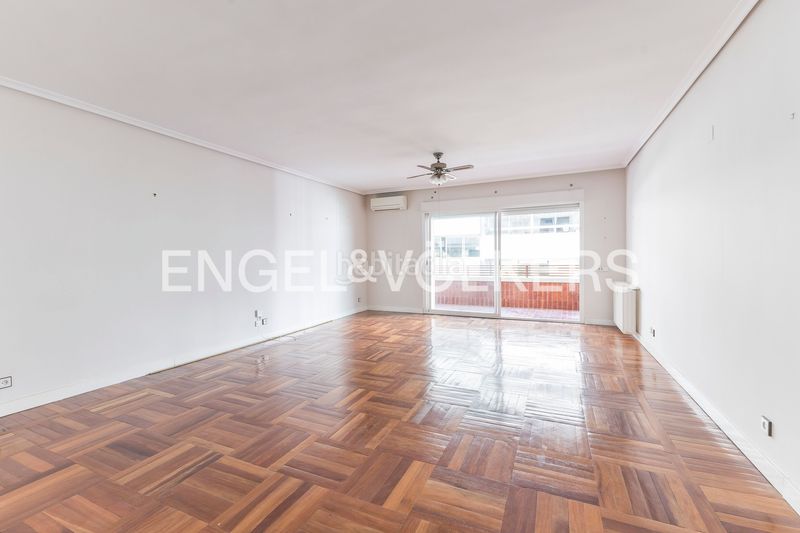 Foto ba4b37b2-53d2-4545-b0ea-44b1ecd10e7a. Piso amplio piso exterior con terraza para actualizar en Almagro en Madrid