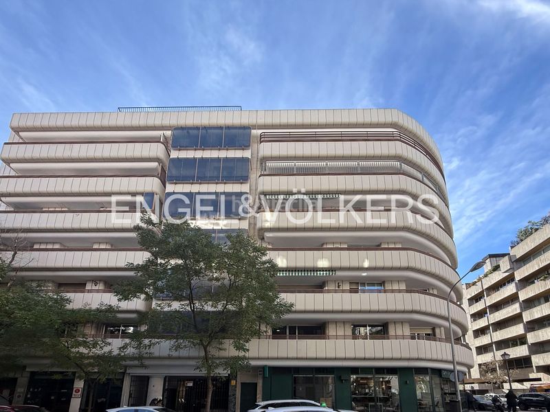 Foto bd73b26f-99e8-4803-9be5-17756a2b810d. Piso amplio piso exterior con terraza para actualizar en Almagro en Madrid