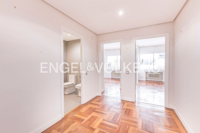 Foto d51d9661-c458-444a-a9e7-bedcff259cb1. Piso amplio piso exterior con terraza para actualizar en Almagro en Madrid