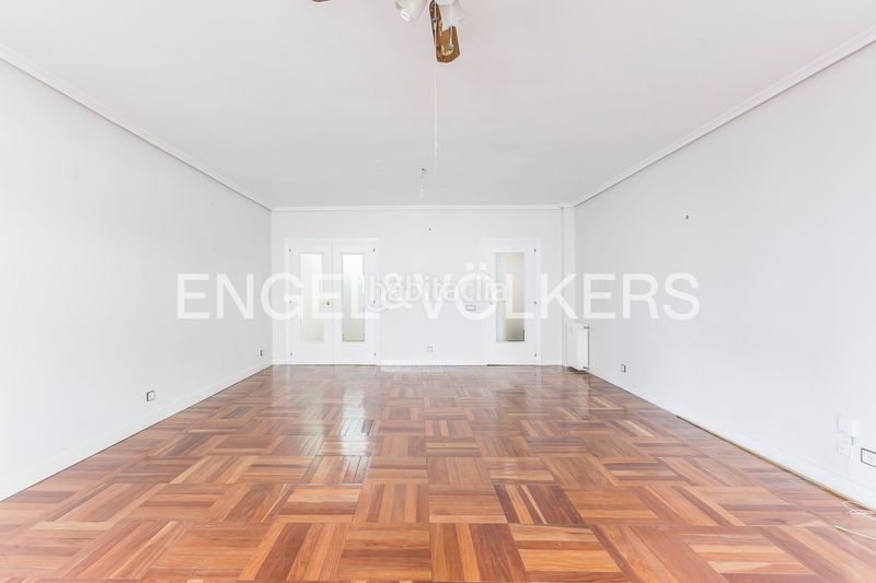 Foto d875c608-edca-40bb-9766-ef6b62ca3af4. Piso amplio piso exterior con terraza para actualizar en Almagro en Madrid