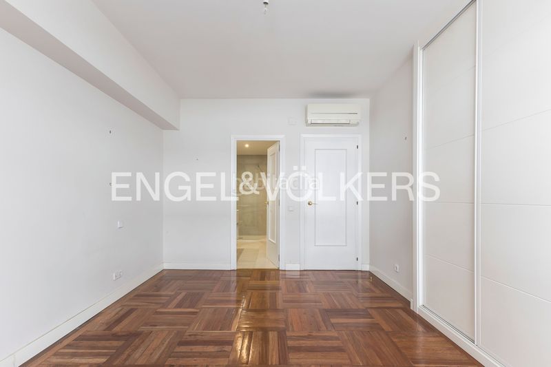 Foto e4bd6fae-6fb5-4eaf-be96-a43795a67ad2. Piso amplio piso exterior con terraza para actualizar en Almagro en Madrid