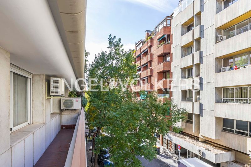 Foto ed2f9fc3-a464-4239-8171-ef06ed21c425. Piso amplio piso exterior con terraza para actualizar en Almagro en Madrid