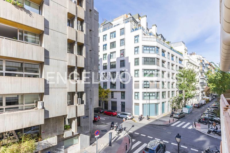 Foto f67c5eeb-e364-4527-860e-c32f8ecefbdf. Piso amplio piso exterior con terraza para actualizar en Almagro en Madrid