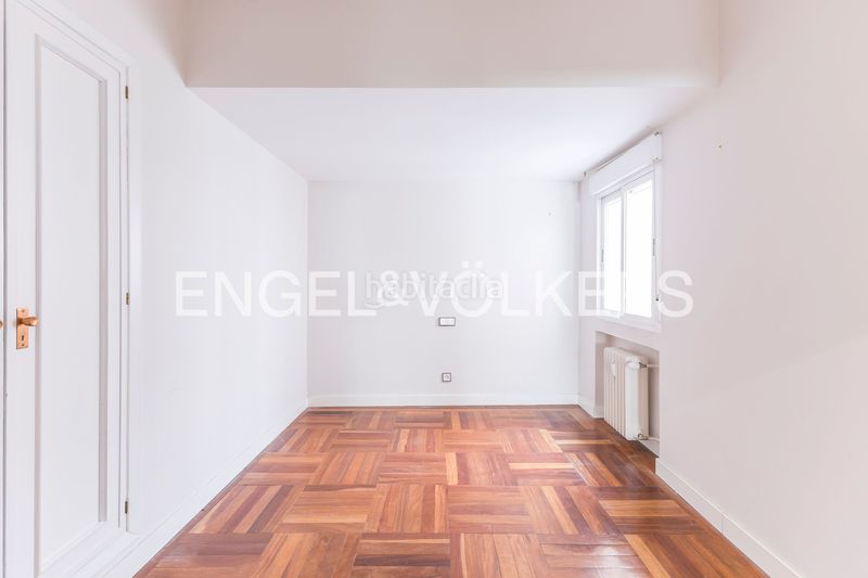 Foto f779d70e-e4ca-4b8c-aaa1-85e0779f774e. Piso amplio piso exterior con terraza para actualizar en Almagro en Madrid