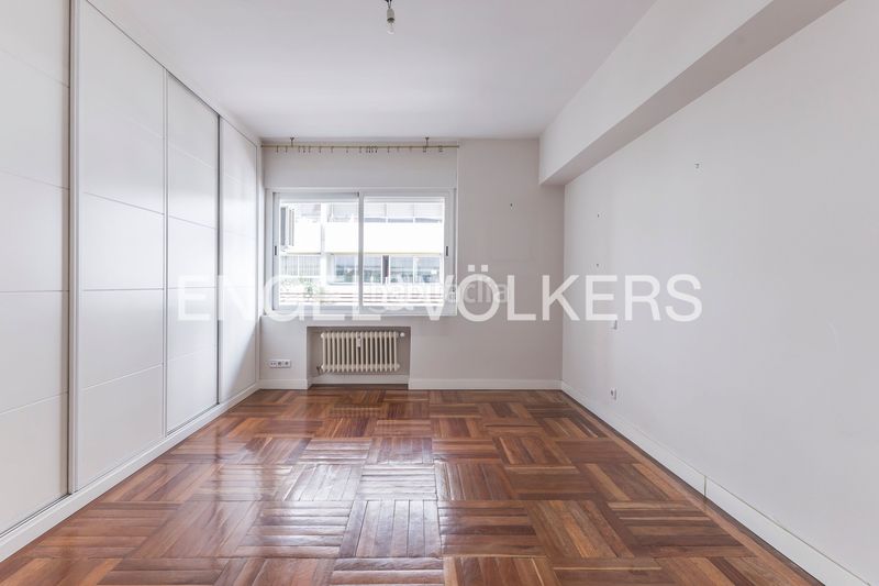Foto fae0d2a9-6d3a-497a-86c5-587fe45fa81c. Piso amplio piso exterior con terraza para actualizar en Almagro en Madrid