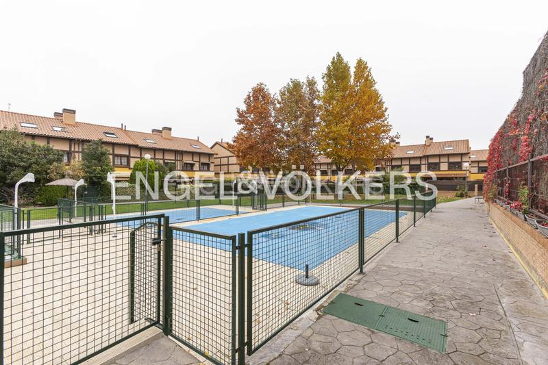 Foto 0930ce53-8d3f-45bf-b268-16c61aa5de3a. Casa amb calefacció aparcament piscina a Viñas Viejas Boadilla del Monte