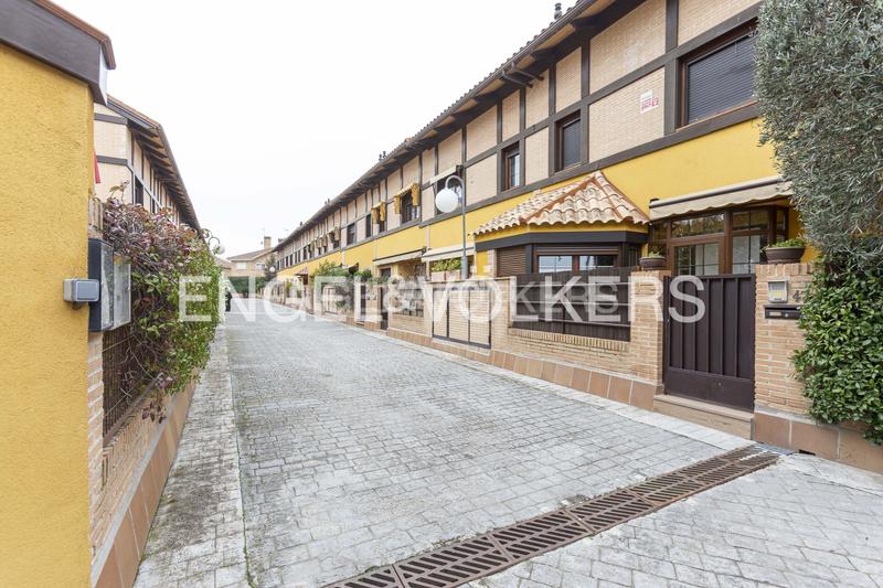 Foto 34586f4e-1e12-484a-acdf-ef758dab891d. Casa amb calefacció aparcament piscina a Viñas Viejas Boadilla del Monte