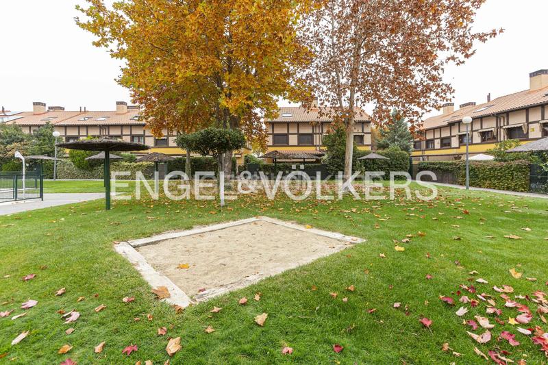 Foto 7b70b4e7-ba36-4ae7-8467-b8750d8657b5. Casa amb calefacció aparcament piscina a Viñas Viejas Boadilla del Monte