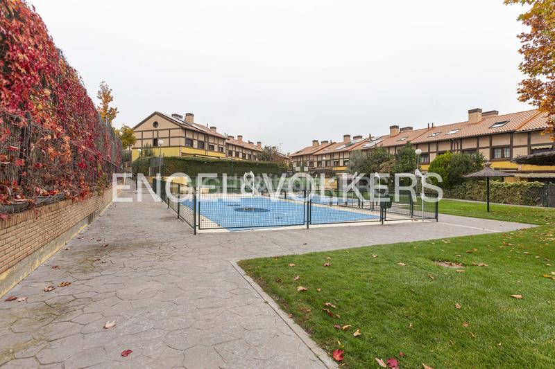 Foto e2cf6d28-59ad-47a8-863e-34cd17269583. Casa amb calefacció aparcament piscina a Viñas Viejas Boadilla del Monte