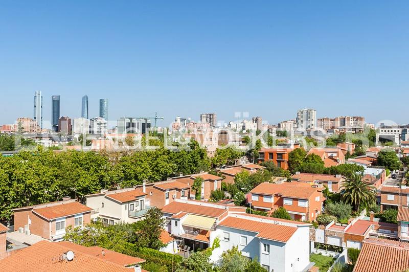 Foto f4e6b5e9-8259-45fd-8184-920196f1d13e. Alquiler apartamento elegante piso en gran via de hortaleza en Madrid