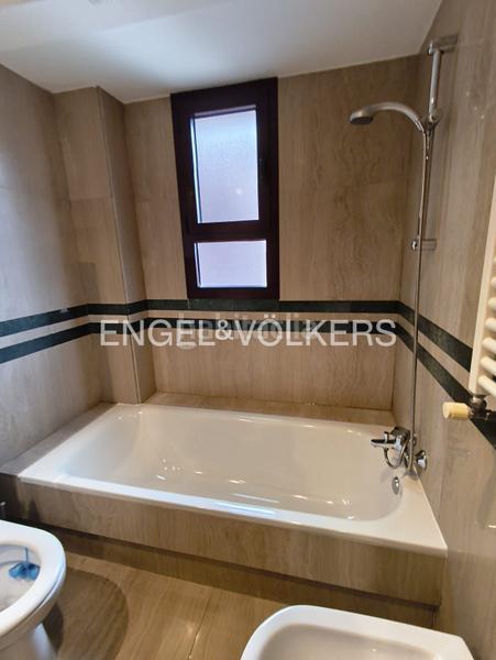 Foto 29f47bc6-6bfb-4146-a3e5-de85c269234b. Rent apartment with heating parking pool in Pinar del Rey Madrid