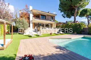 Casa a La Cabaña. Magnífico chalet reformado con gran jardín en la cabaña  pozuelo