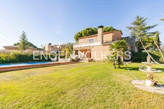 Haus in El Olivar de Mirabal. Exclusiva casa con jardín y piscina en boadilla del monte