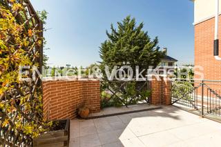Apartamento en Valdemarín. Exclusivo piso con terraza, piscina y vistas verdes en valdemarí