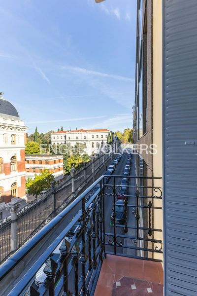 Piso reformado con vistas bonitas en Jerónimos Madrid - Imagen 20