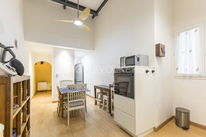 Piso propiedad con balcón y techos de 4 metros en el corazón de malasaña en Madrid - Imagen 12