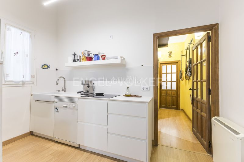 Piso propiedad con balcón y techos de 4 metros en el corazón de malasaña en Madrid - Imagen 11