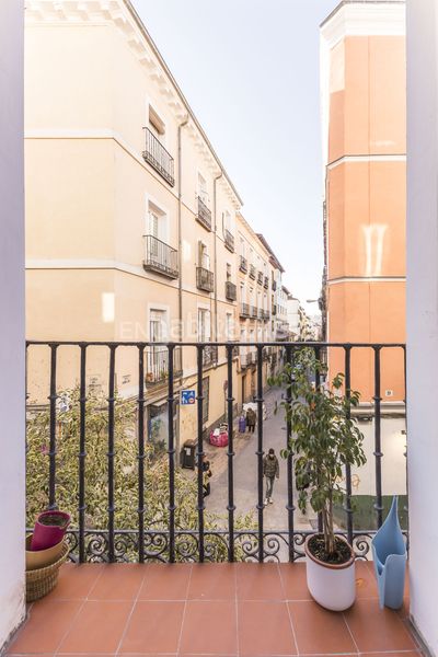 Piso propiedad con balcón y techos de 4 metros en el corazón de malasaña en Madrid - Imagen 6
