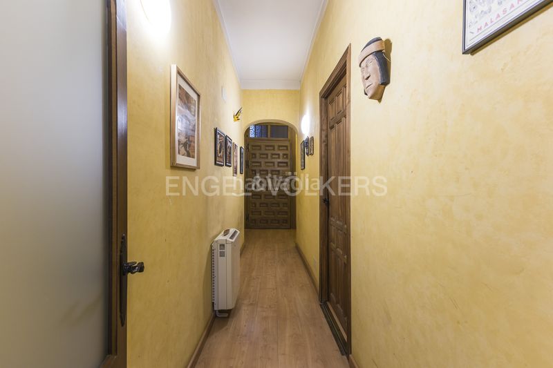 Piso propiedad con balcón y techos de 4 metros en el corazón de malasaña en Madrid - Imagen 7