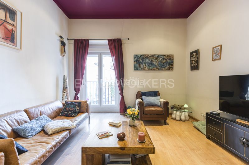 Piso propiedad con balcón y techos de 4 metros en el corazón de malasaña en Madrid - Imagen 2