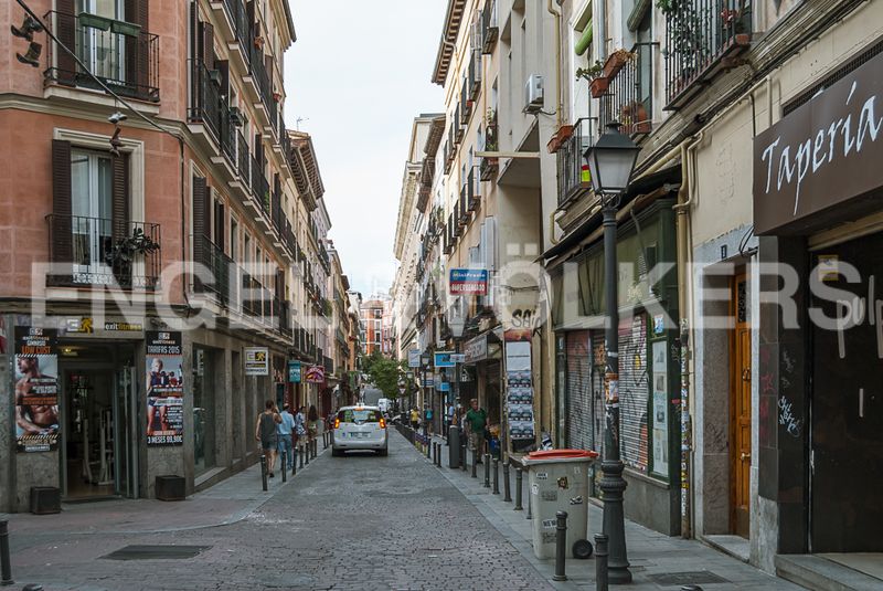 Piso propiedad con balcón y techos de 4 metros en el corazón de malasaña en Madrid - Imagen 26