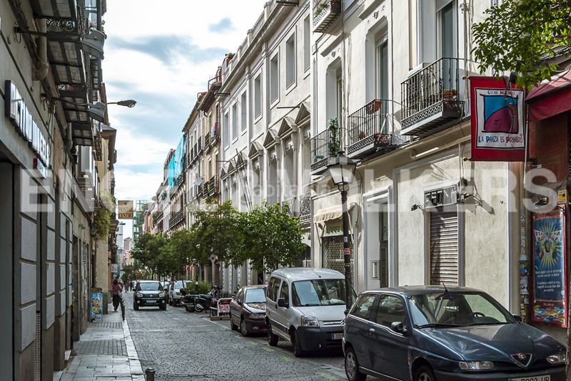 Piso propiedad con balcón y techos de 4 metros en el corazón de malasaña en Madrid - Imagen 27