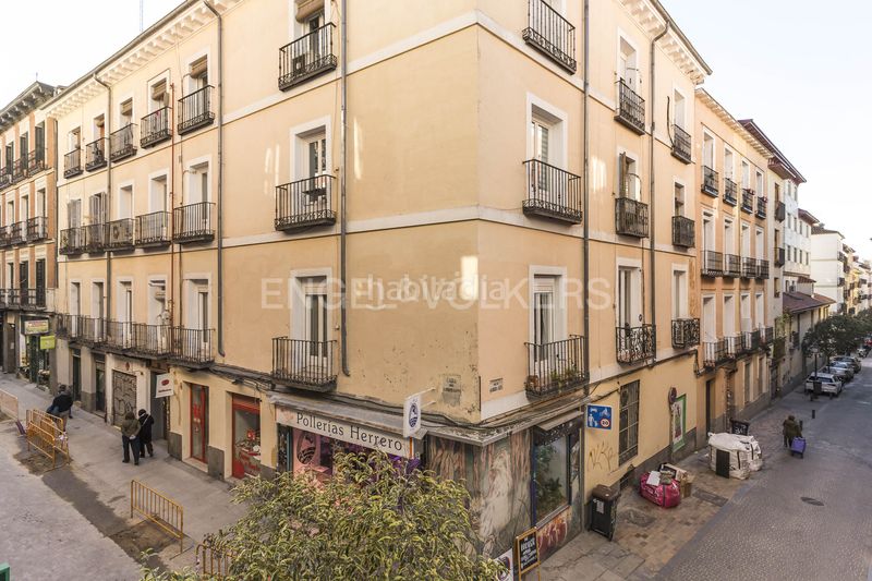 Piso propiedad con balcón y techos de 4 metros en el corazón de malasaña en Madrid - Imagen 8
