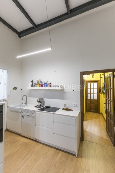 Piso propiedad con balcón y techos de 4 metros en el corazón de malasaña en Madrid - Imagen 14