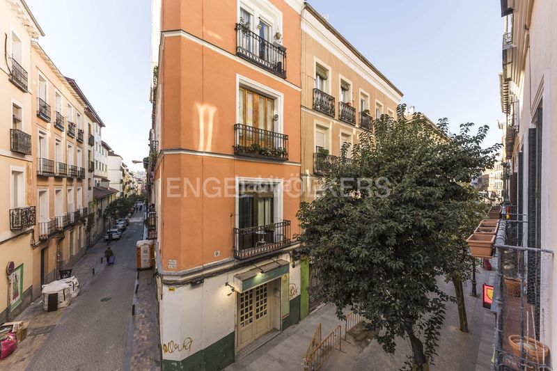 Piso propiedad con balcón y techos de 4 metros en el corazón de malasaña en Madrid - Imagen 9