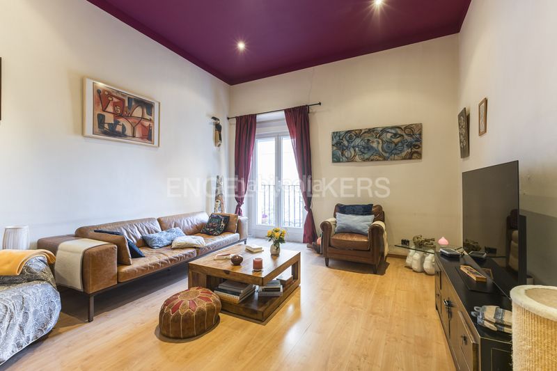 Piso propiedad con balcón y techos de 4 metros en el corazón de malasaña en Madrid - Imagen 3