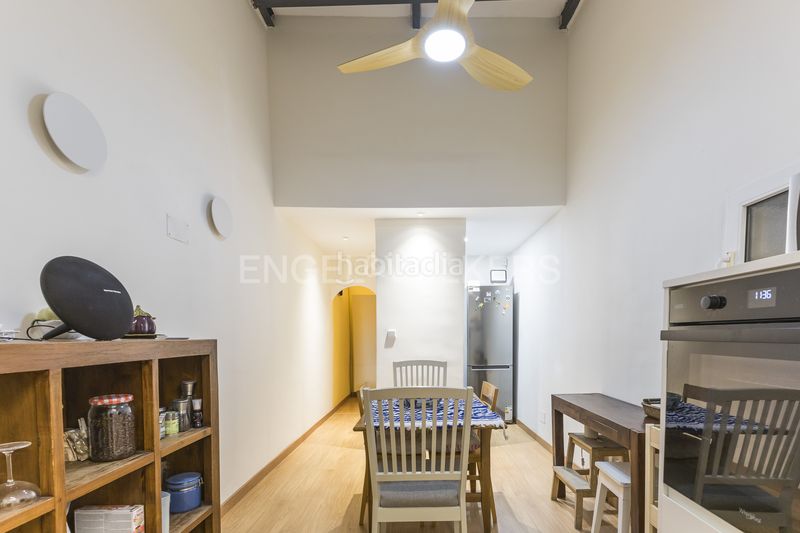 Piso propiedad con balcón y techos de 4 metros en el corazón de malasaña en Madrid - Imagen 13