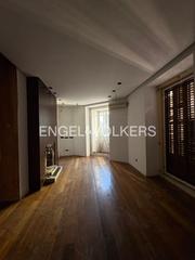 Apartment in Justicia-Chueca. Encantador piso para renovar con 7 balcones y garaje en justicia