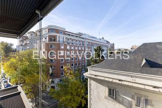 Rent Apartment in Castellana. Piso en finca de lujo con portería 24h, gimnasio, y opción a tra