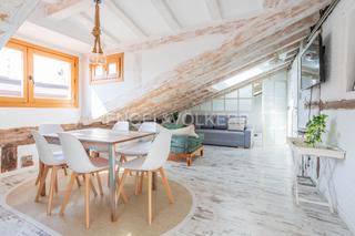 Lloguer Apartament a Sol. Encantador ático en finca histórica de 1800  1 dormitorio, baño