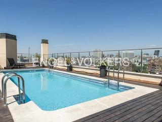 Affitto Piccolo appartamento in Hispanoamérica-Bernabéu. Piso con terraza, piscina, gym, garaje y trastero. en calle serr