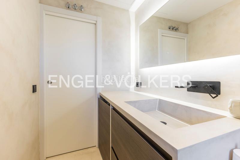 Foto 90eefae6-35fb-4066-b90d-7b224879f245. Alquiler apartamento piso reformado con terraza y piscina. en Madrid