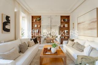 Apartament a Palacio. Una joya de diseño con 4 balcones frente al mercado de san migue