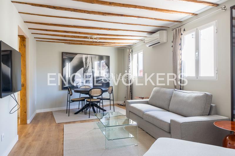 Foto e0b1a06c-2da4-451a-a086-a4e8bd291f44. Alquiler apartamento fantástico piso amueblado junto a la gran vía en Madrid