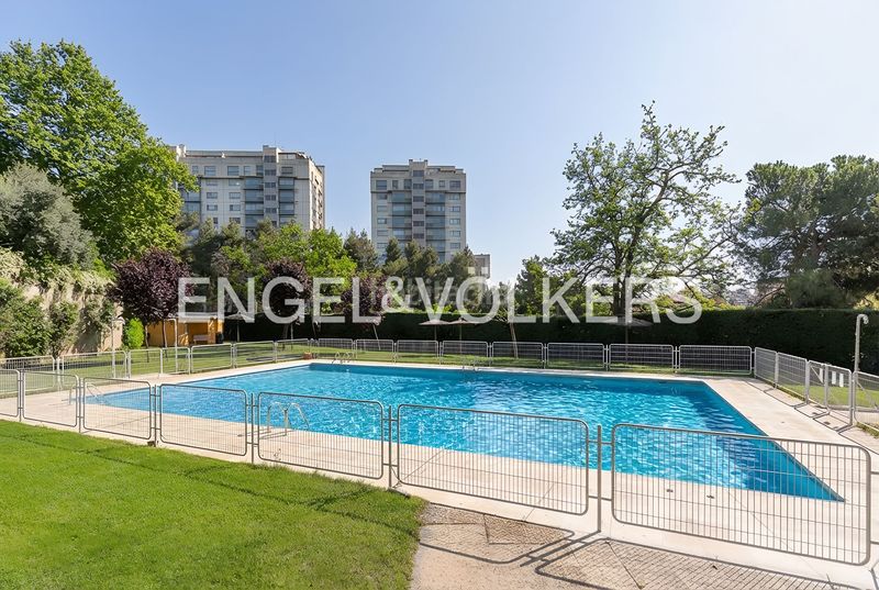 Foto 0fbe8447-8cae-4121-82ff-ae5bc0ccb4f6. Pis amb calefacció aparcament piscina a San Juan Bautista Madrid