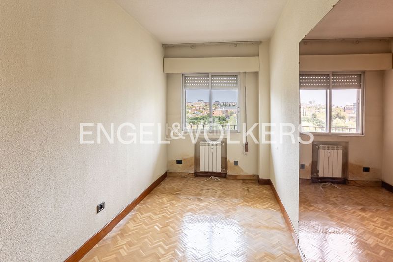 Foto 5901a77a-929e-4358-bb3c-59a7d6d22e93. Pis amb calefacció aparcament piscina a San Juan Bautista Madrid