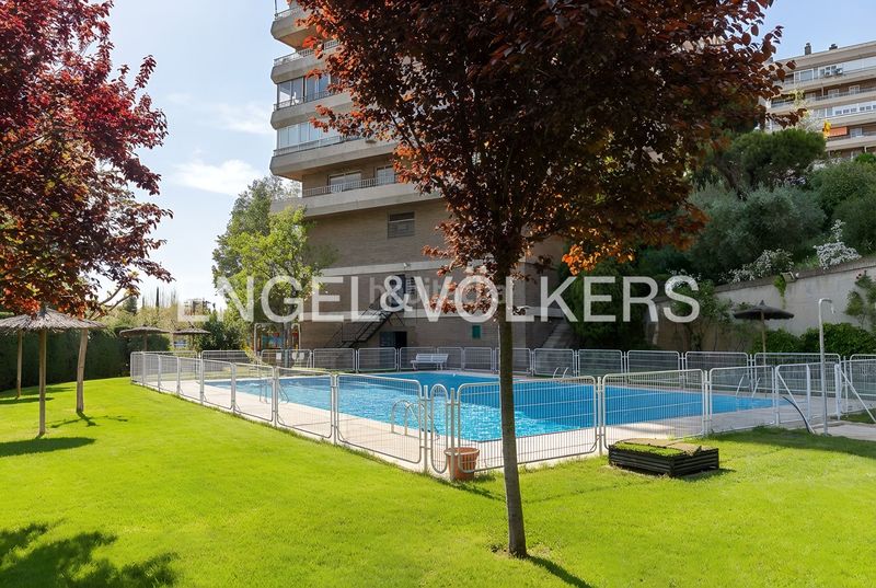 Foto 5da580f7-e66f-46db-9118-091334bc354f. Pis amb calefacció aparcament piscina a San Juan Bautista Madrid